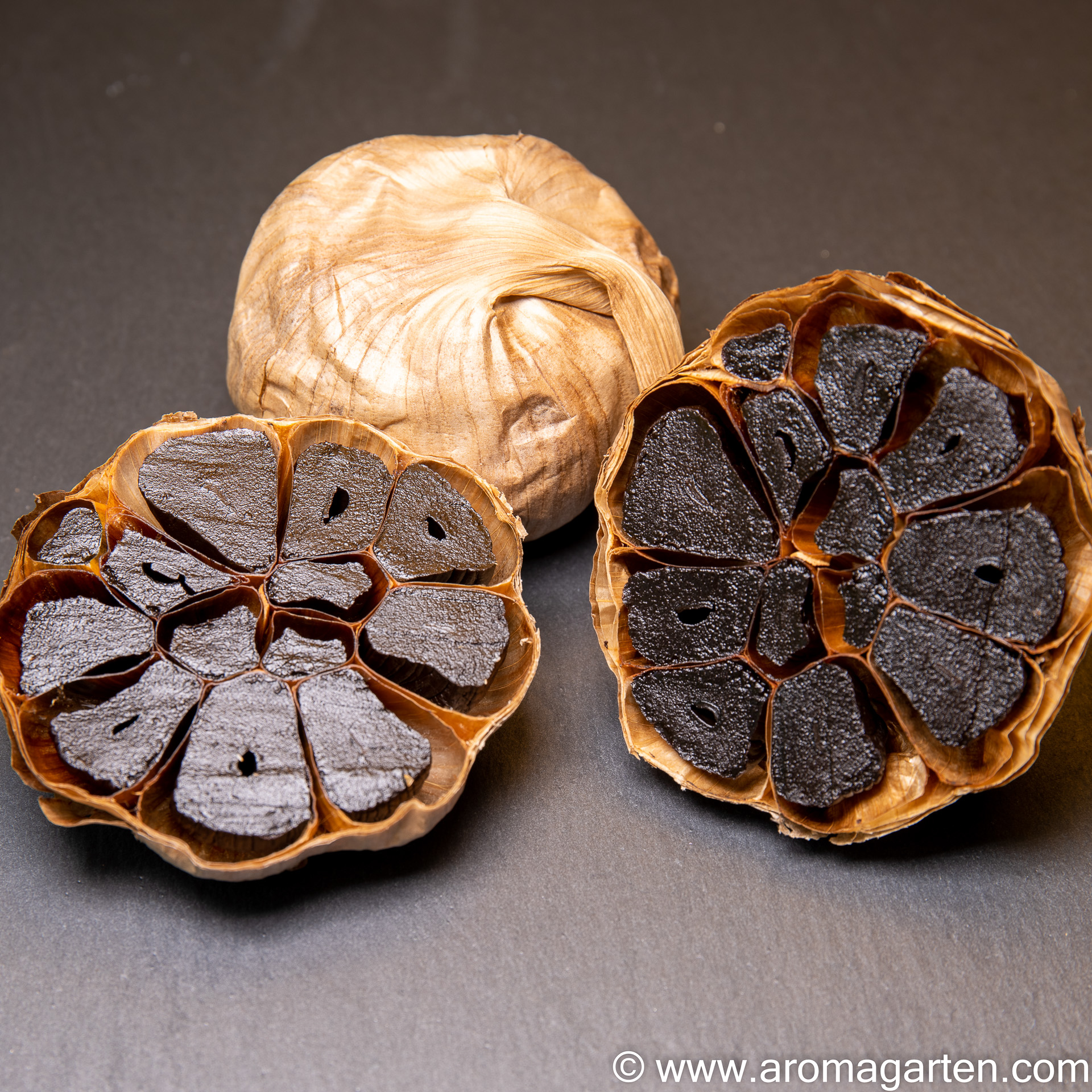 Schwarzer Knoblauch, ganz